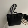 Bolso tote grande negro clásico en piel sintética con elegantes correas de hombro - Negro
