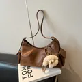 Sac polochon rétro marron caramel avec poches latérales et breloque chien peluche - Avec Pendentif / Marron