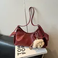 Sac bandoulière vintage bordeaux en similicuir avec un joli pendentif chiot peluche - Avec Pendentif / Rouge