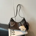Sac bandoulière en cuir PU plissé marron foncé avec poches et pendentif chiot - Avec Pendentif / Marron