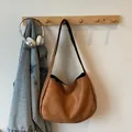 Vintage Hobo-Schultertasche aus braunem Wildlederimitat mit großem Fassungsvermögen - Braun