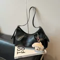 Sac à épaule noir plissé en simili cuir avec un charmant pendentif chien en peluche - Avec Pendentif / Noir