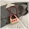 Mini off-white canvas crossbodytas met rode stippen en 3D-bloemaccenten - Rood