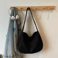 Große schwarze Canvas Hobo Tasche mit breitem Schultergurt für minimalistisches Pendeln - Schwarz