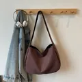 Retro-Hobo-Tasche aus schokoladenbraunem Wildleder mit breitem Schultergurt im Minimal-Stil - Kaffeebraun