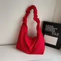 Borsa tote rossa minimalista con tracolle plissettate e dettagli con coulisse - Rosso