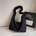 Borsa tote nera minimalista con manico arricciato a nuvola e dettagli con coulisse - Nero