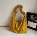 Borsa tote giallo zenzero con spalline plissettate e moderno logo in metallo lucido - Giallo