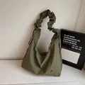 Borsa tote verde oliva in nylon leggero con manico arricciato e design plissettato - Verde