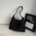 Grand sac hobo noir avec surpiqûres contrastées et boucles argentées réglables - Noir