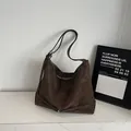 Grand sac cabas marron foncé en similicuir vintage avec boucles métalliques argentées - Marron