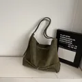 Grand sac cabas en suédine vert olive foncé avec détail de boucle minimaliste - Vert