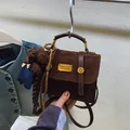 Sac à dos rétro en daim marron pour femme avec plaque dorée et breloque ourson - Café Avec Pendentif