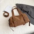 Braune Retro-Tragetasche aus PU-Leder mit Zierschnallen und verstellbarem Schultergurt - Braun