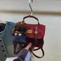 Sac à dos rétro bordeaux pour femmes avec un joli pendentif ours en peluche accessoire - Rouge Vin avec Pendentif