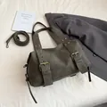 Vintage Tragetasche in Olivgrün mit Ziergürteln und verstellbarem Schultergurt - Grün