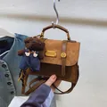 Sac à dos vintage en patchwork marron pour femme avec un joli pendentif en peluche - Marron avec Pendentif