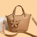 Sac seau en cuir grainé marron avec breloque fleurie et large bandoulière en tissu - Khaki Foncé