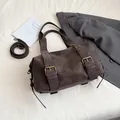 Kaffeebraune Boston-Tasche mit dekorativen Schnallenriemen und mattem Leder-Finish - Braun