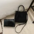 Vue détaillée du sac à main en daim noir avec poignées en cuir et pochette intérieure assortie - Sac Seau Et Pochette / Noir
