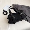 Schwarze Retro-Einkaufstasche mit matter Textur, Goldschnalle und langem Riemen - Schwarz