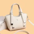 Sac à main minimaliste en cuir grainé beige avec garniture argentée élégante - Blanc