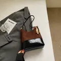 Sac hobo rétro Maillard en daim marron et cuir noir avec pendentif à pompon décoratif - Café Avec Pendentif