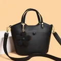 Sac seau classique noir en cuir à motif litchi avec des garnitures dorées - Noir