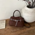 Klassische dunkelbraune Handtasche aus Wildleder mit dekorativem Gürtel für Damen - Ohne Anhänger / Braun