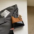 Sac à bandoulière bicolore marron et noir avec détail de gland perlé coloré - Marron avec Pendentif