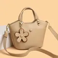 Sac seau kaki en cuir grainé avec breloque fleur et détails dorés brillants - Khaki Clair