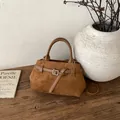 Retro große Kapazität dunkelbraune Wildleder Tragetasche mit schlichter Gürtelschnalle - Ohne Anhänger / Braun