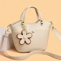 Sac seau élégant blanc cassé avec texture litchi et charmant pendentif fleur - Blanc