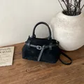 Schwarze Retro-Einkaufstasche aus Wildleder mit Lederriemen und silberner Schnalle für Damen - Ohne Anhänger / Schwarz