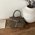 Dunkelbraune Wildleder-Tragetasche mit Ledergriffen und Schultergurt im Retro-Stil - Ohne Anhänger / Grün