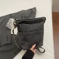 Dunkelgraue Denim-Beuteltasche mit Waschung und funktionellen Außentaschen - Schwarz