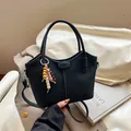 Sac fourre-tout noir texturé avec pendentif en perles de bois et bandoulière - Noir