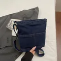 Retro-Beuteltasche aus dunkelblauem Denim mit doppelten Vordertaschen und Schultergurt - Dunkelblau
