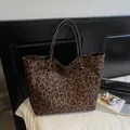 Große Leopard-Print Tragetasche mit dunkelbraunen Henkeln und schickem Design - Braun