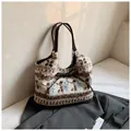 Borsa tote in peluche con motivo a fiocchi di neve Fair Isle e manici in pelle invernale - Caffè grande