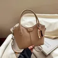 Sac à main marron clair en similicuir avec breloque perlée et bandoulière amovible - Kaki
