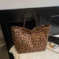 Große Shopper Tasche mit Leopardenmuster, braunen Henkeln und modischem Label - Braun