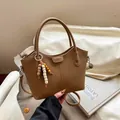 Braune gestreifte Handtasche mit Perlenanhänger und verstellbarem Schultergurt - Karamellbraun