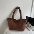 Braune gesteppte Tragetasche aus Nylon mit Rautenmuster und breiten Griffen - Kaffeebraun
