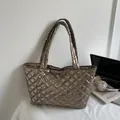 Gesteppte Metallic-Tragetasche in Dunkelbronze mit Rautenmuster und großem Volumen - Champagner