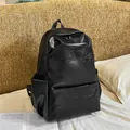 Mochila moderna de cuero sintético negro con gran capacidad para viajes y negocios - Negro