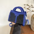 Details von dunkelblauer Schlangenhaut-Textur und goldenen Beschlägen an Handtasche - Blau