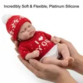 12-Zoll lebensechte Platin-Silikon-Babypuppe im roten Herz-Pullover und Strickmütze - Solid Stil / Roter Herzpullover Stil