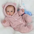 Realistische 49cm Reborn Puppe mit blauen Augen in rosa Bären-Einteiler und Stoffhase - Vinyl-Körper Stil