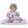 Poupée Reborn réaliste avec robe florale violette, cheveux blonds, yeux bleus et biberon - Floral Violet / 40CM
